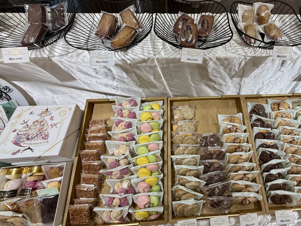 カラフルなマカロンが並ぶ