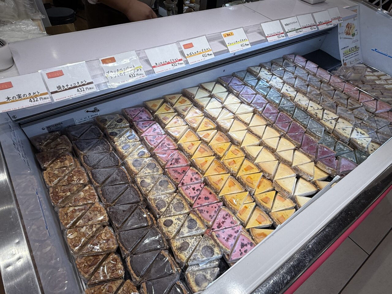 走るおかし屋さんLueurの冷凍タルトが整然と並ぶ販売コーナー/海老名マルイ