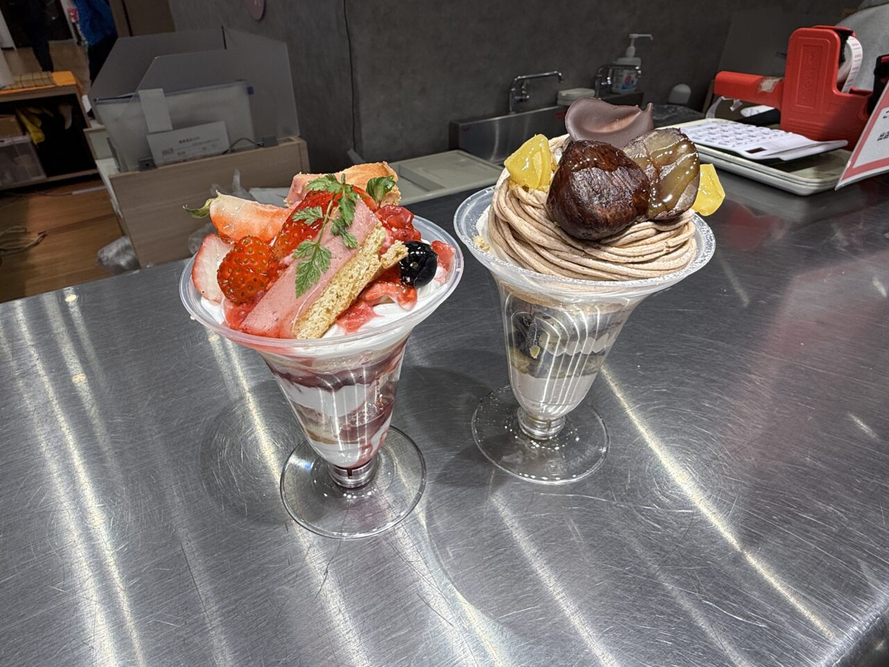 モンブランパルフェといちごパルフェを並べた様子/走るおかし屋さんLueur