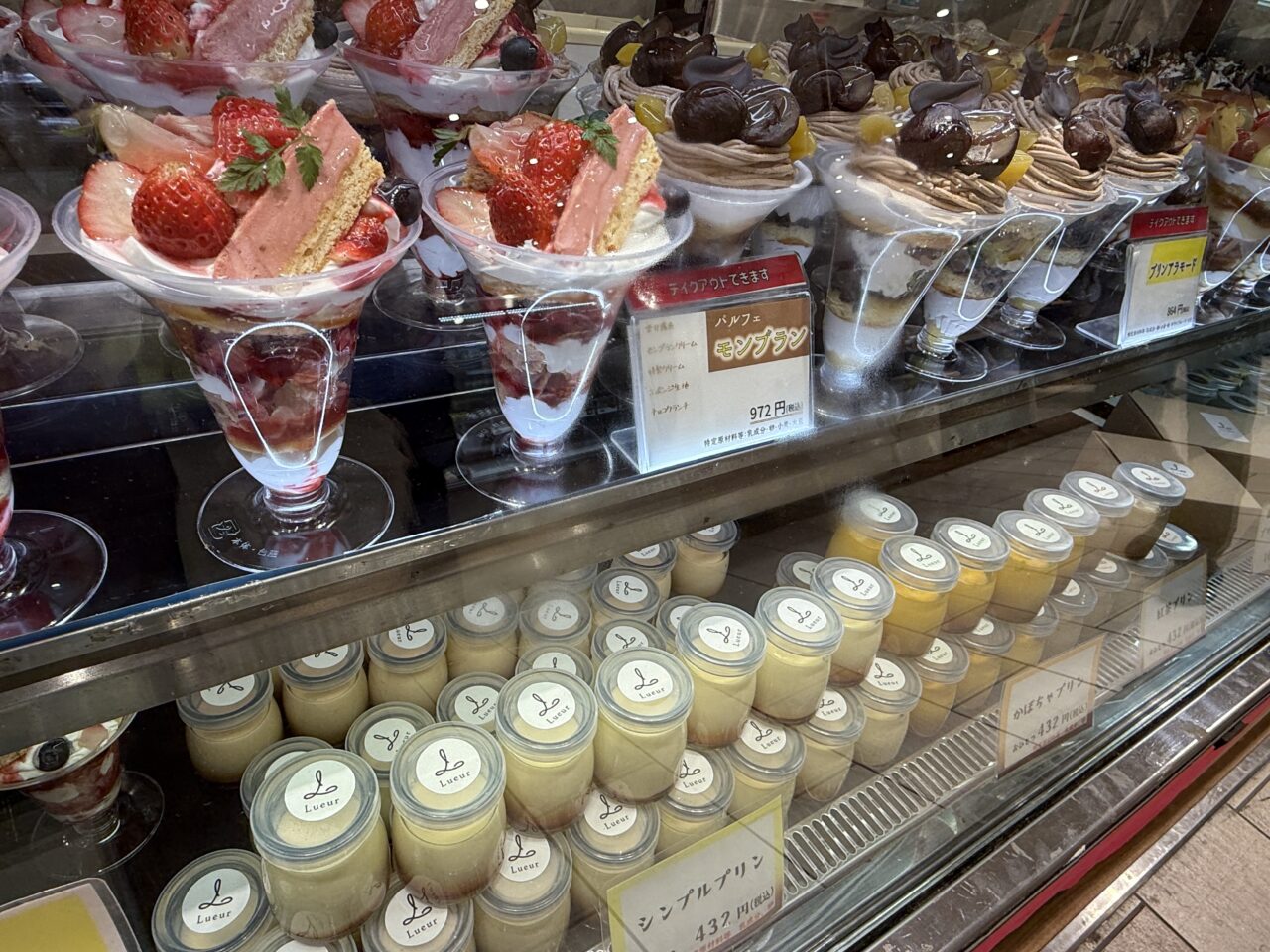 プリンアラモードやモンブランパルフェなどスイーツが並ぶショーケース/Lueur(リュール)