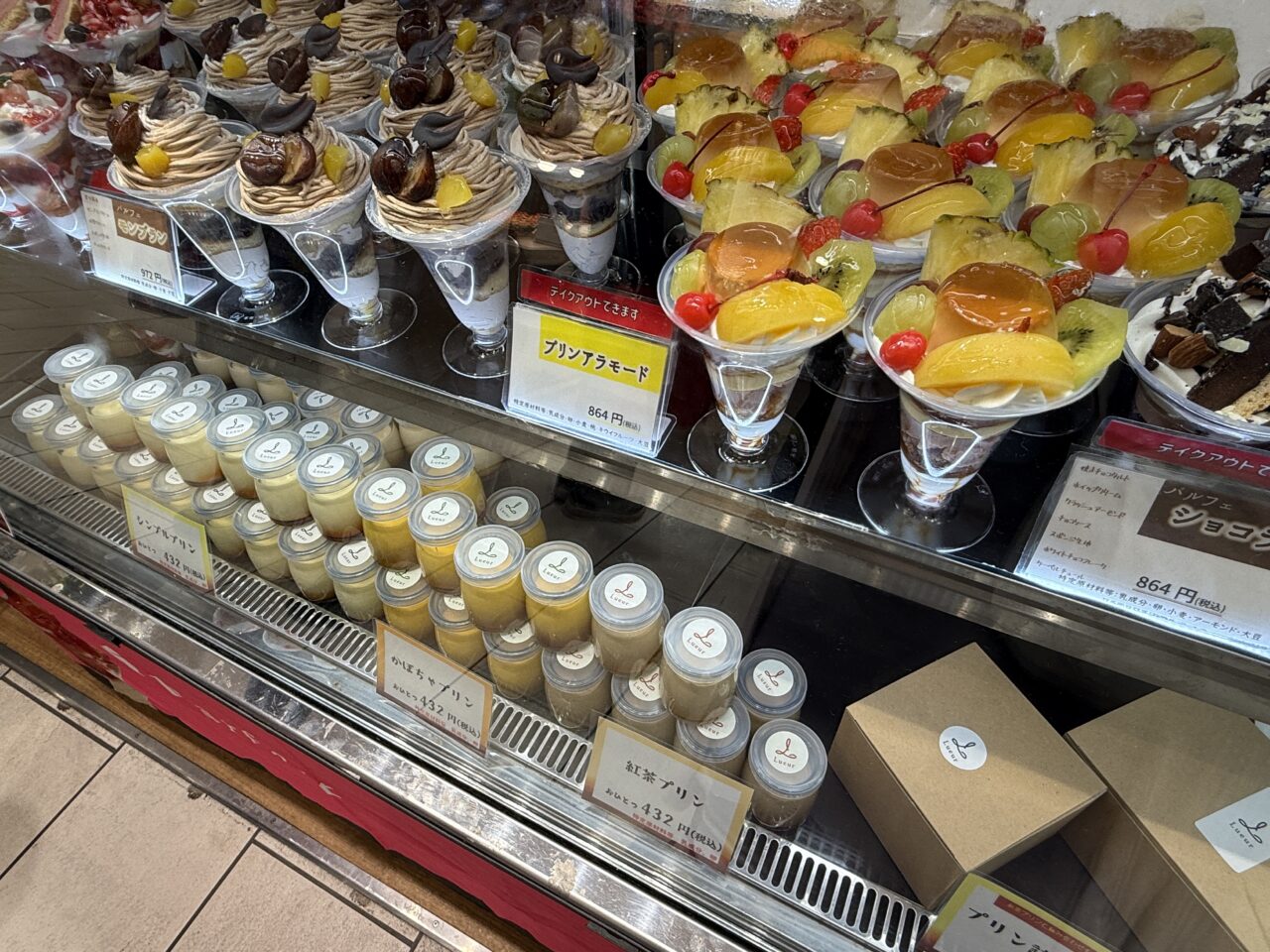いちごとモンブランのパルフェが並ぶショーケース/走るおかし屋さんLueur