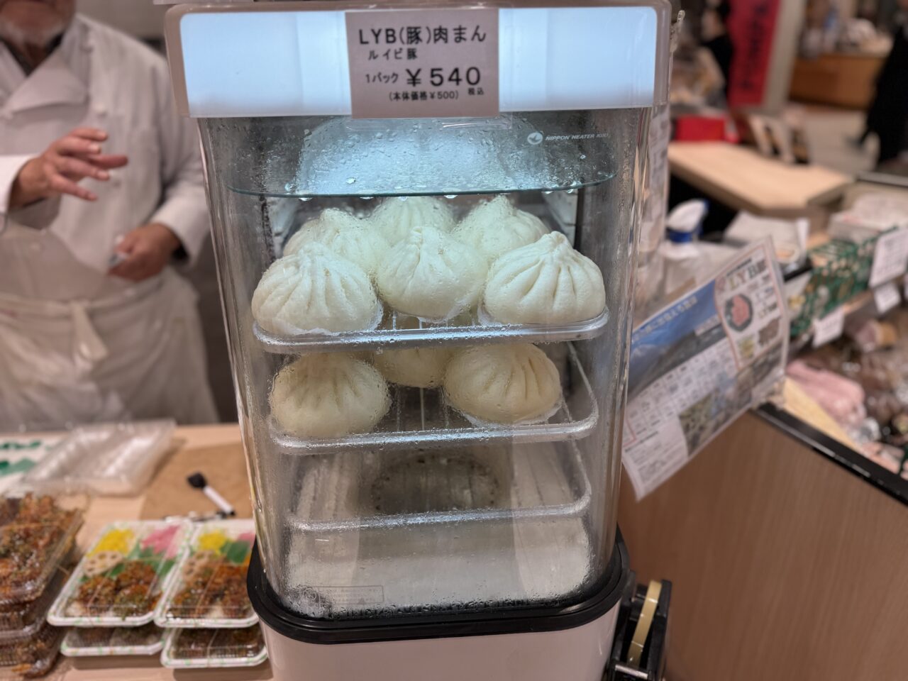 蒸し器の中で蒸し上がるLYB豚肉まん