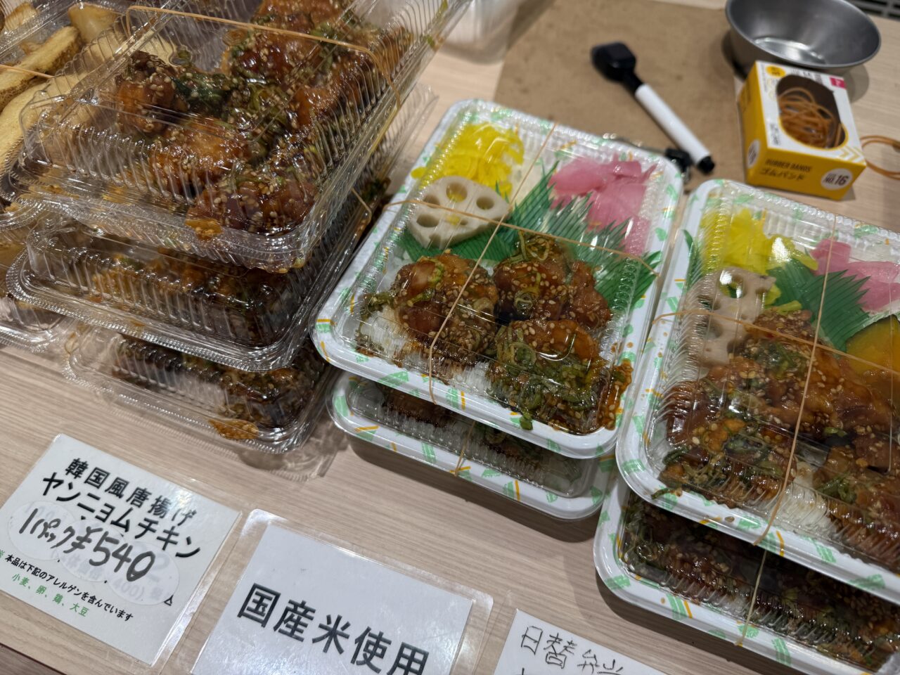 甘辛いタレが絡んだヤンニョムチキン弁当の陳列