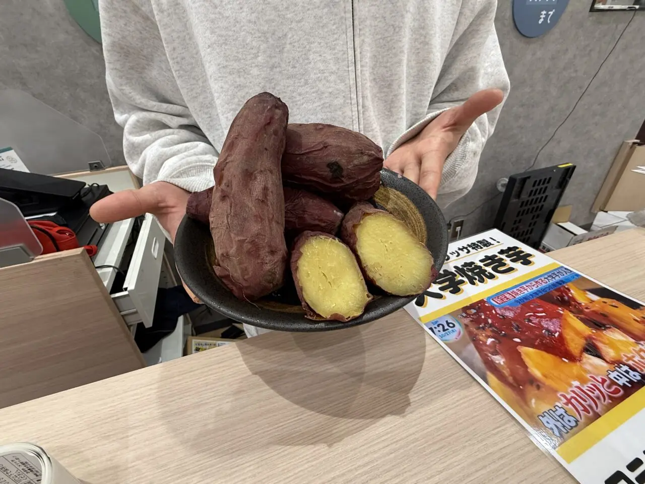 焼き芋を皿に盛った様子。お芋やMELISSAの看板商品・冷やし焼き芋。