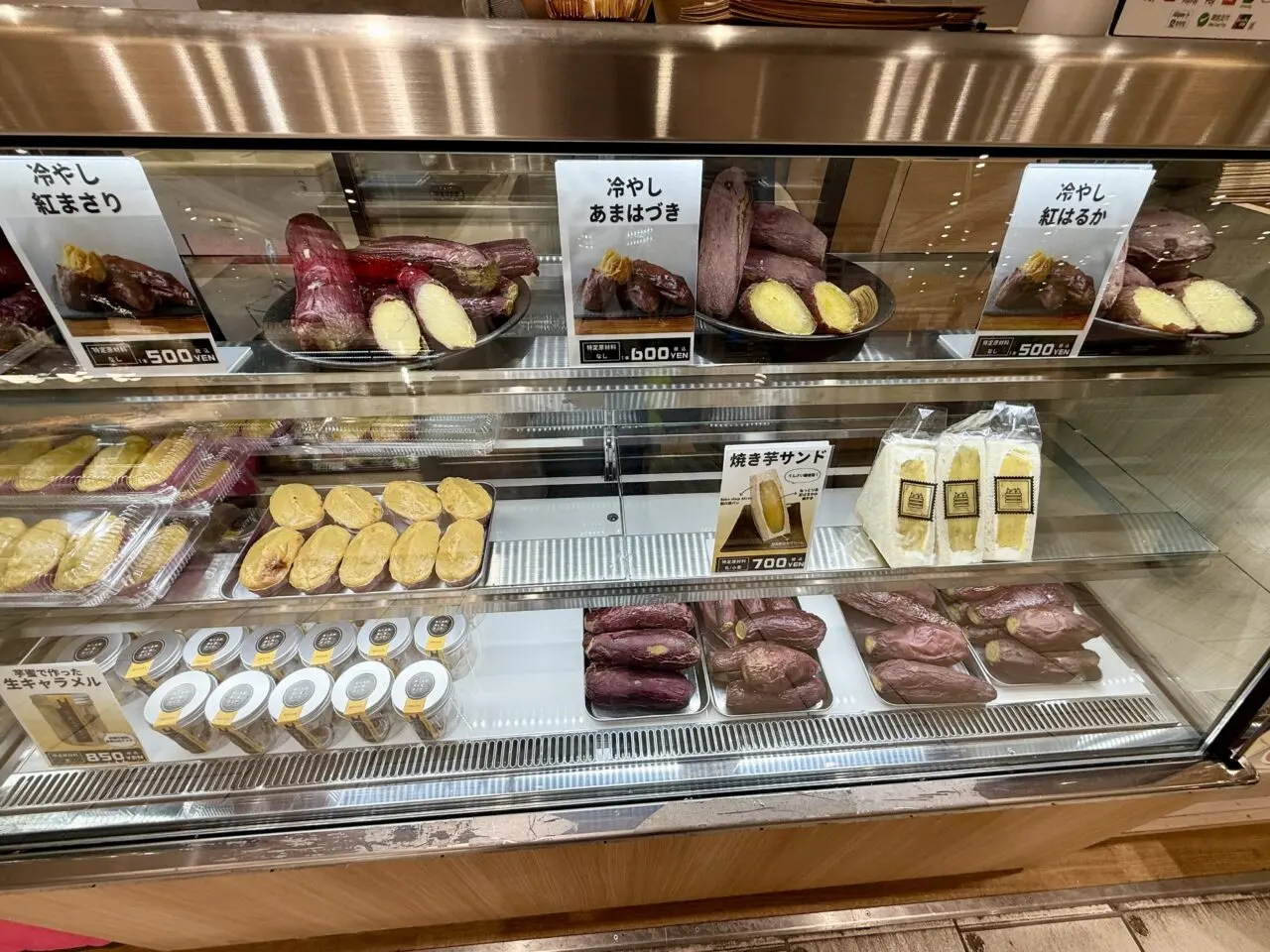 焼き芋スイーツが並ぶショーケース。冷やし焼き芋やスイートポテトなどが陳列。