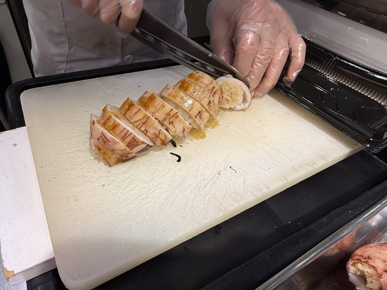 いか飯をカットして盛り付ける様子