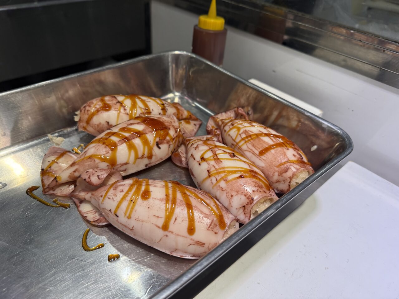 いか飯をカットして盛り付ける様子