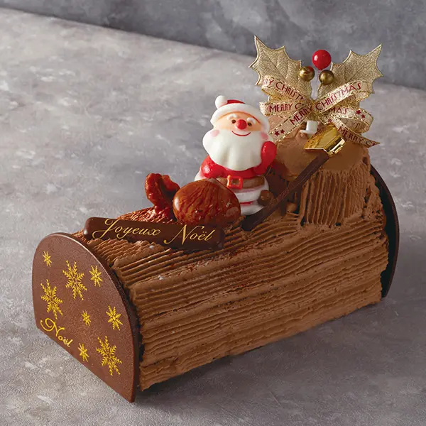 サンタの飾りがかわいいブッシュ・ド・ノエル(チョコロールケーキ)