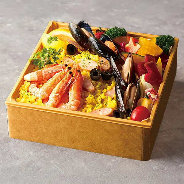 海老やムール貝など魚介をふんだんに使ったクリスマスパエリア