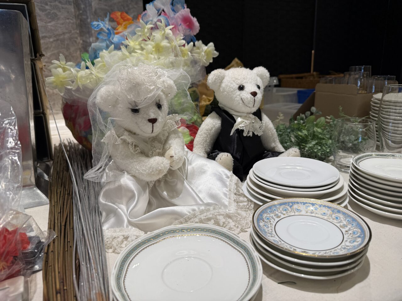 レンブラントホテル海老名 リユース展示。ウェディングベアと洋食器の再利用品。