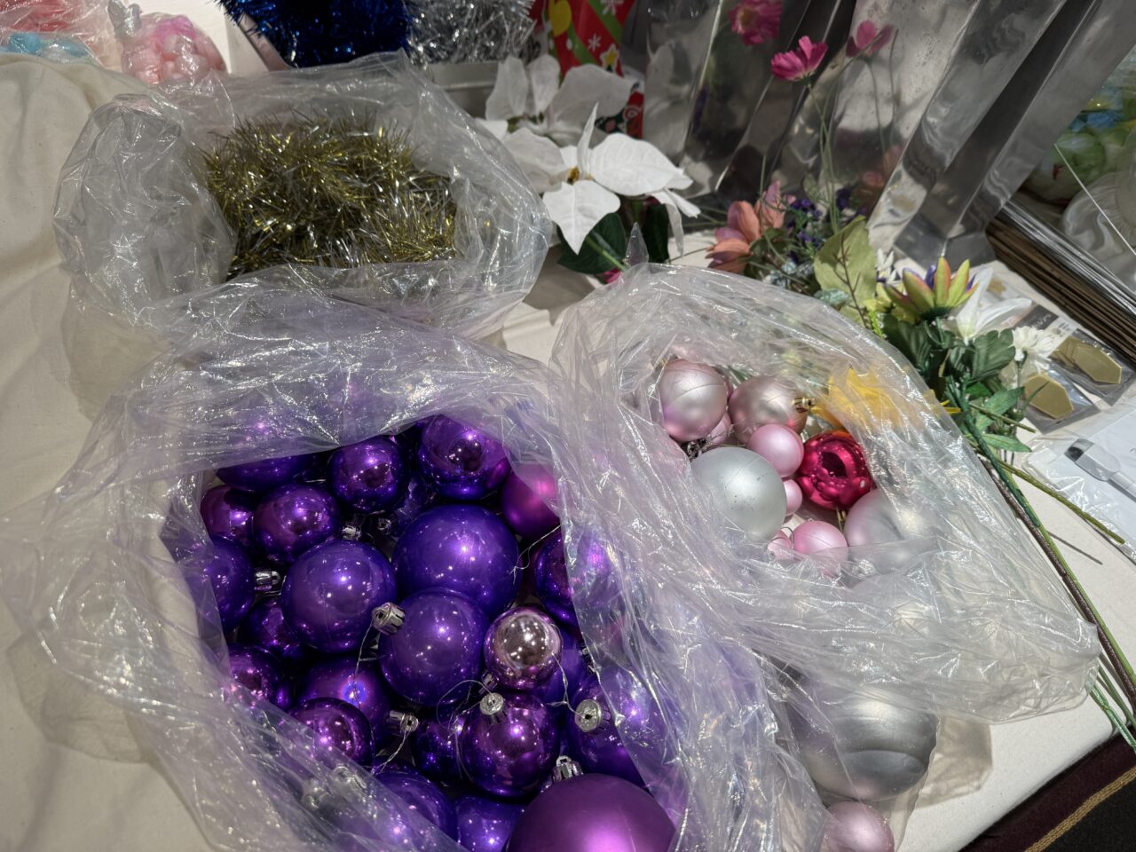 レンブラントホテル海老名 リユースクリスマス装飾。紫と銀のオーナメントや造花など。