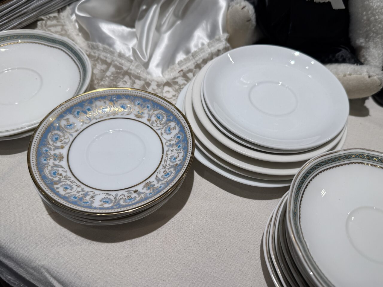 レンブラントホテル海老名 リユース食器の展示。青と金の模様が美しい皿。