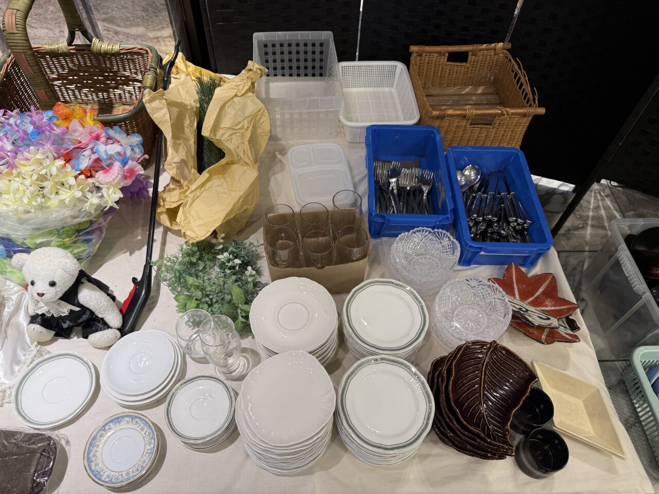 レンブラントホテル海老名 リユース品販売テーブルの様子。