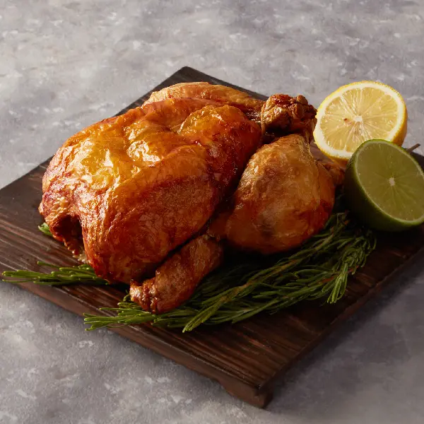 皮がパリッと焼き上がったホテル特製ローストチキン