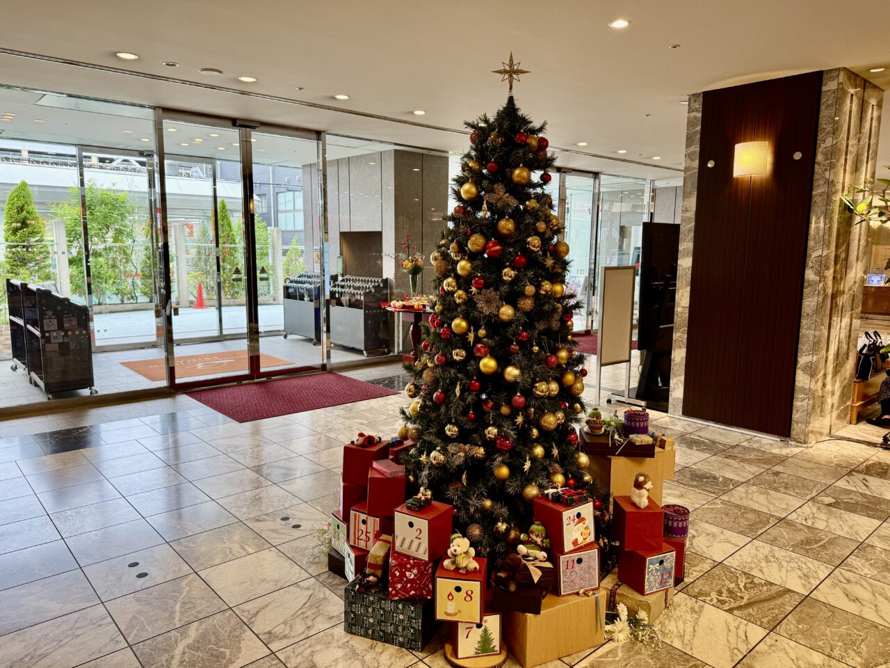 レンブラントホテル海老名ロビーに飾られた大きなクリスマスツリーとアドベントカレンダーのボックス