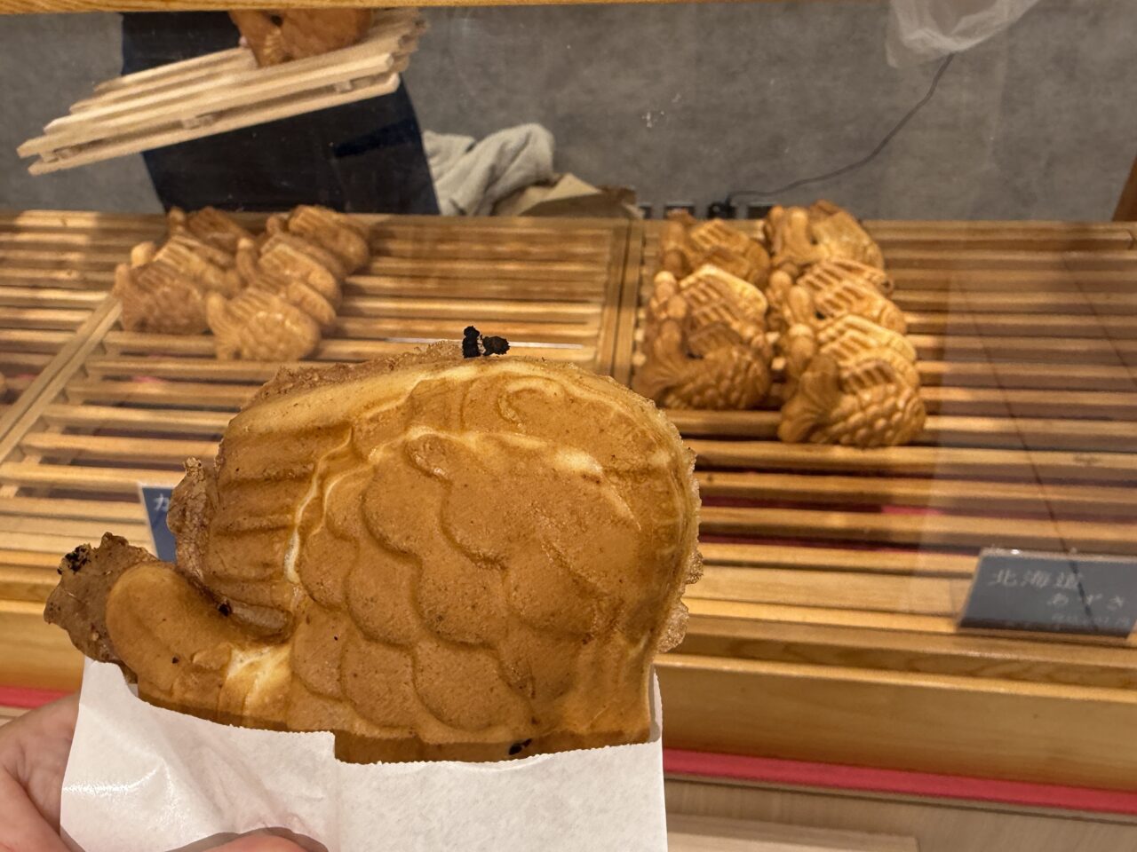 手に持った焼きたてのたい焼きのアップ写真