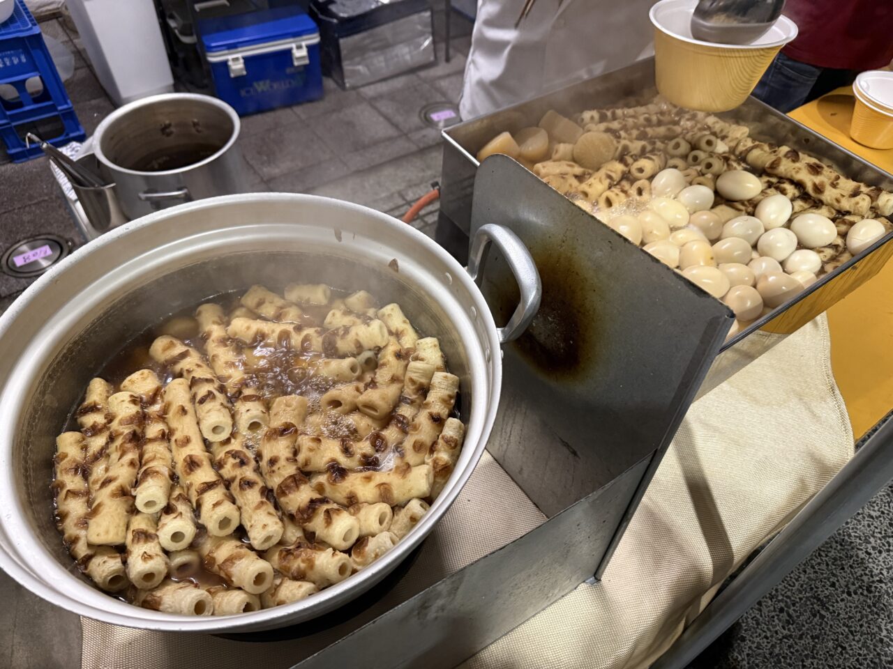 大鍋で煮込まれるたっぷりのちくわと卵。出汁の香りが漂います。