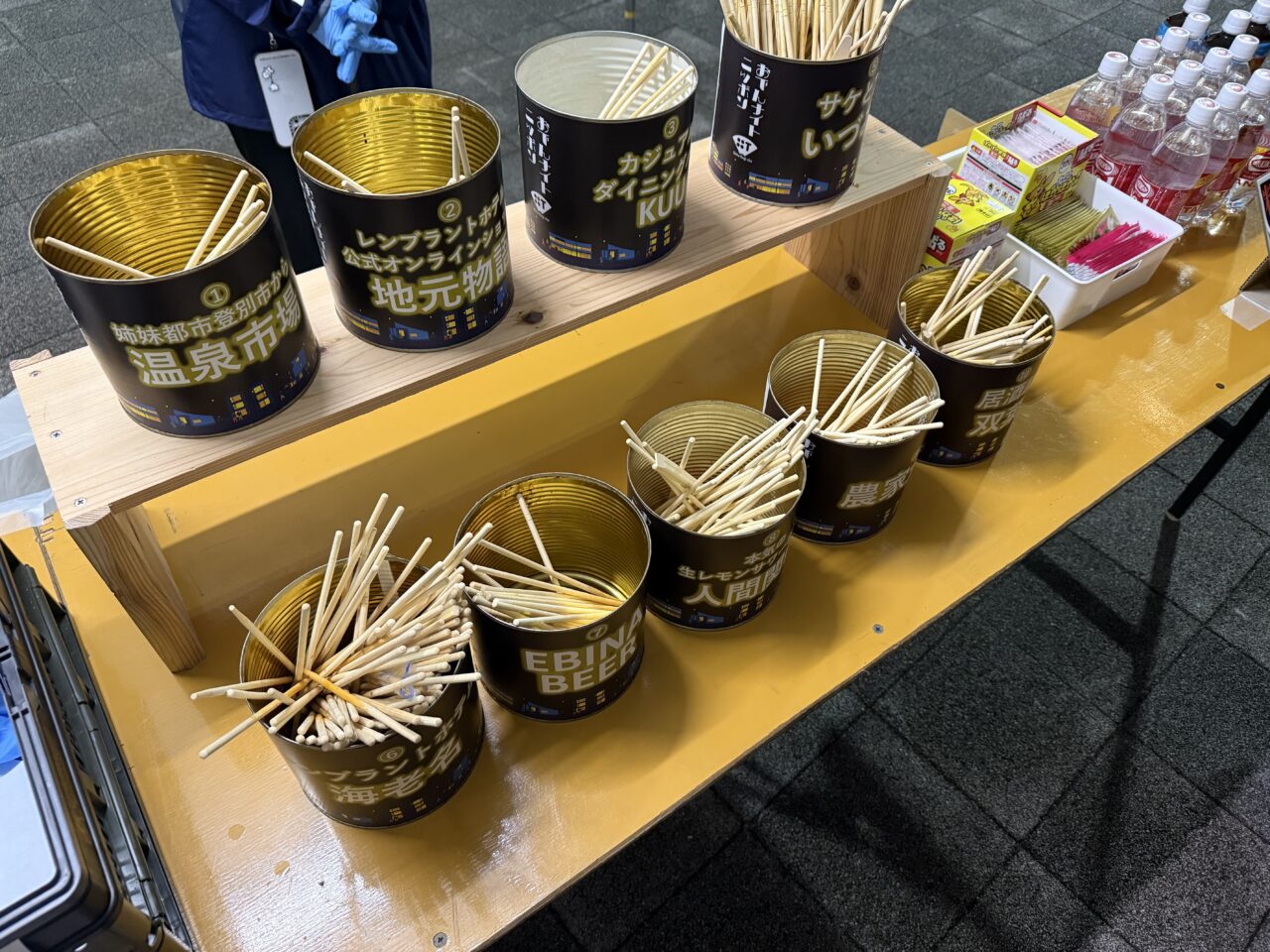 お気に入りの屋台に割りばしで投票!おでんグランプリの投票ステーション。