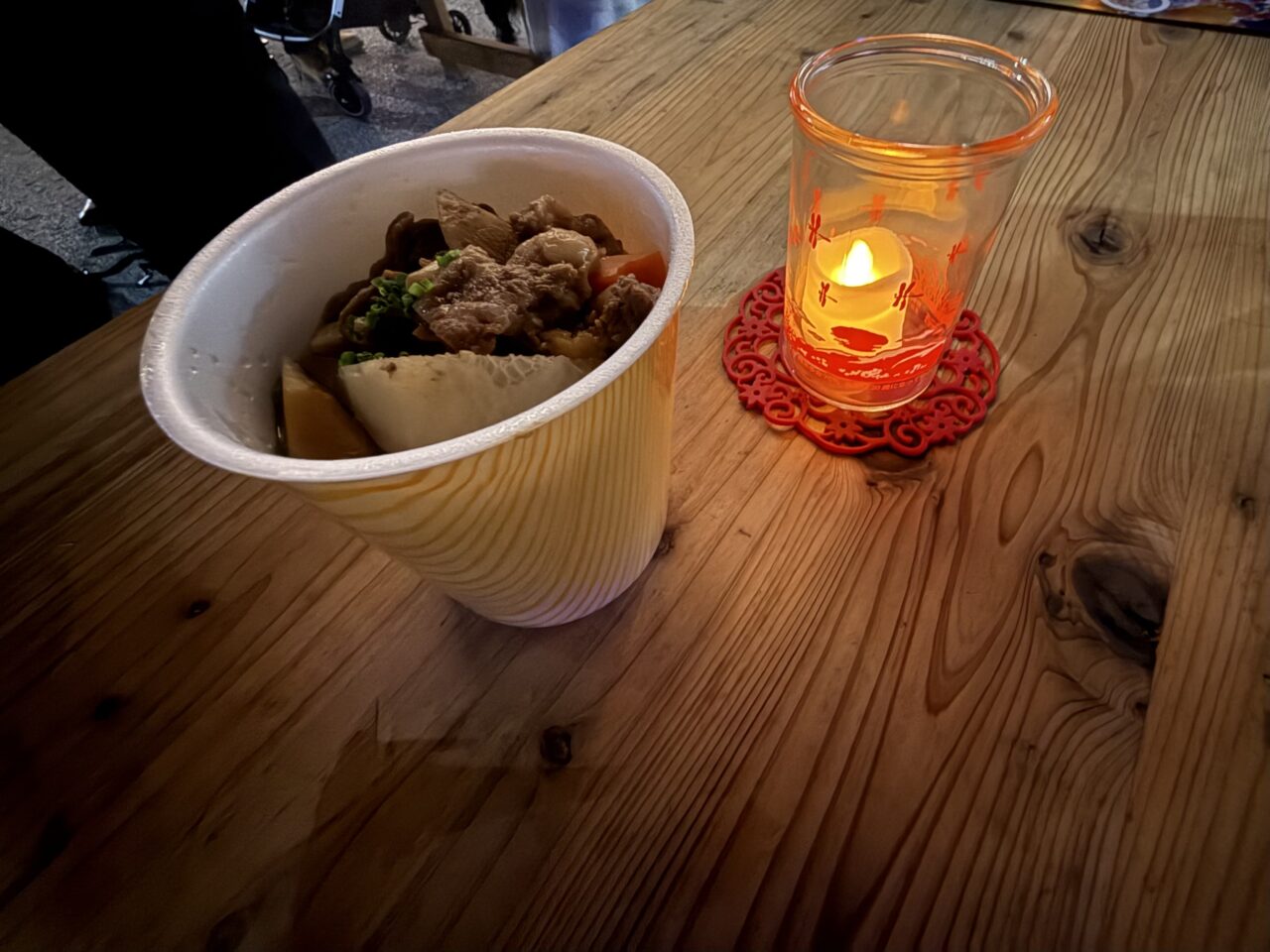 テーブルに並んだおでんとキャンドルのやさしい光。秋の夜にぴったりの雰囲気です。