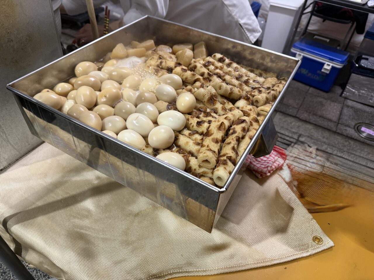 おでん鍋にぎっしり並ぶ玉子と焼きちくわ。食欲をそそるビジュアル!