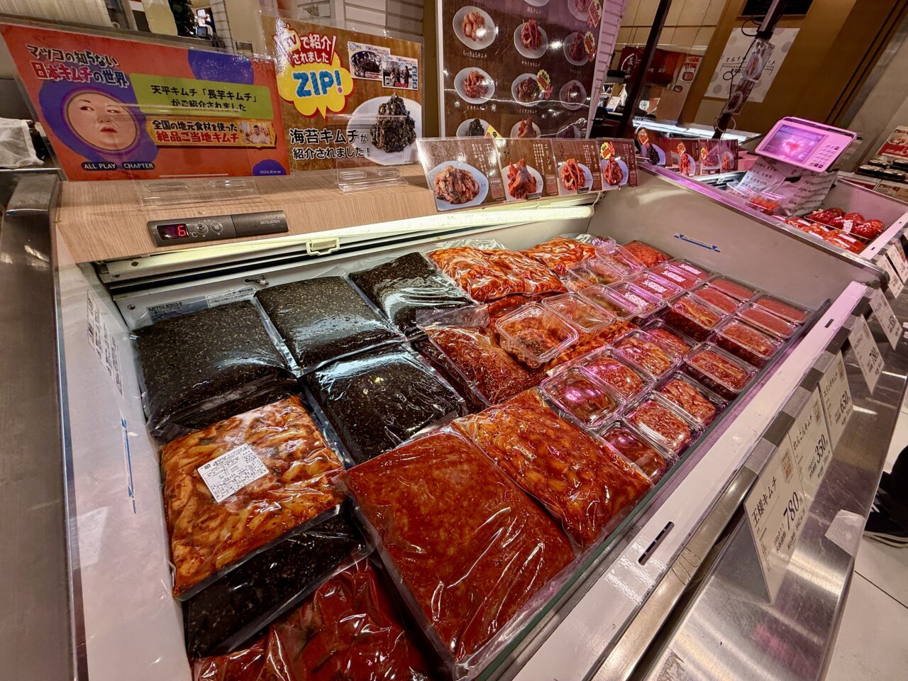 種類豊富なキムチが並ぶ天平フーズのショーケース全体