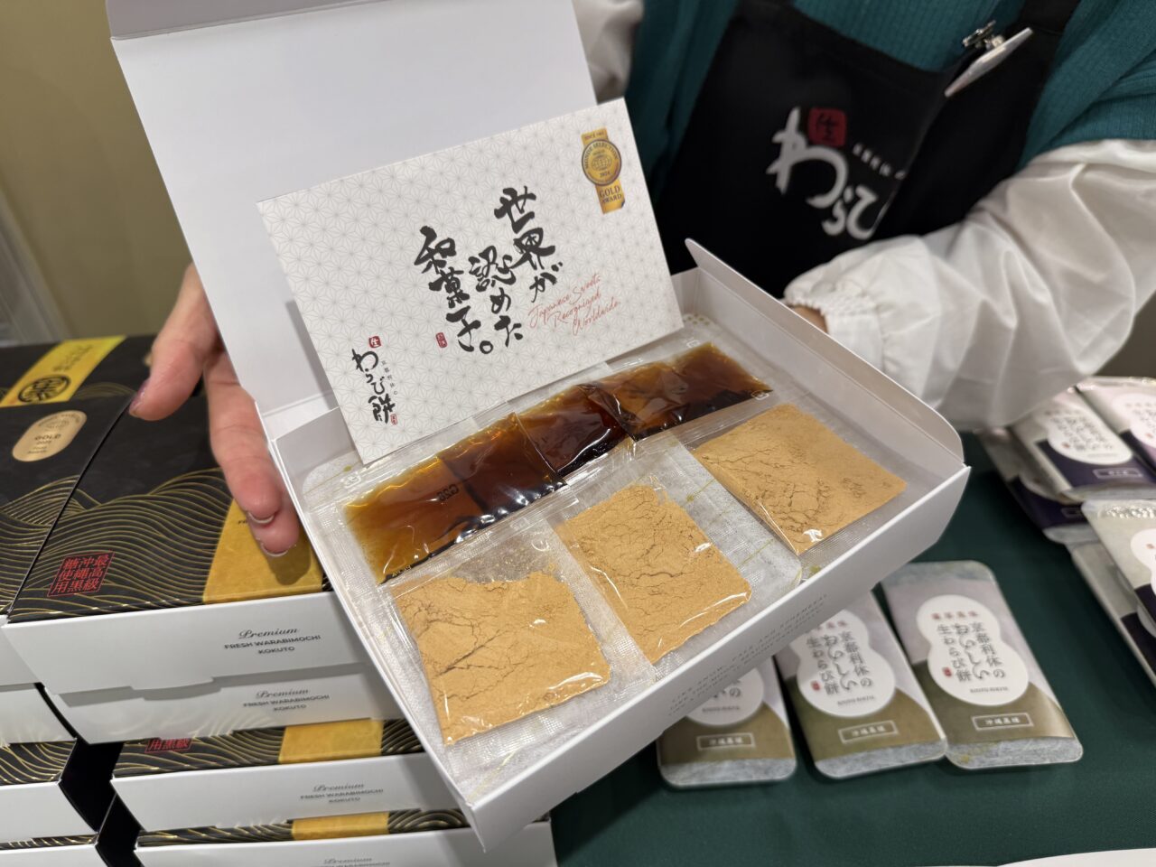 ギフト箱を開けた状態。きな粉・黒蜜がセットになった生わらび餅