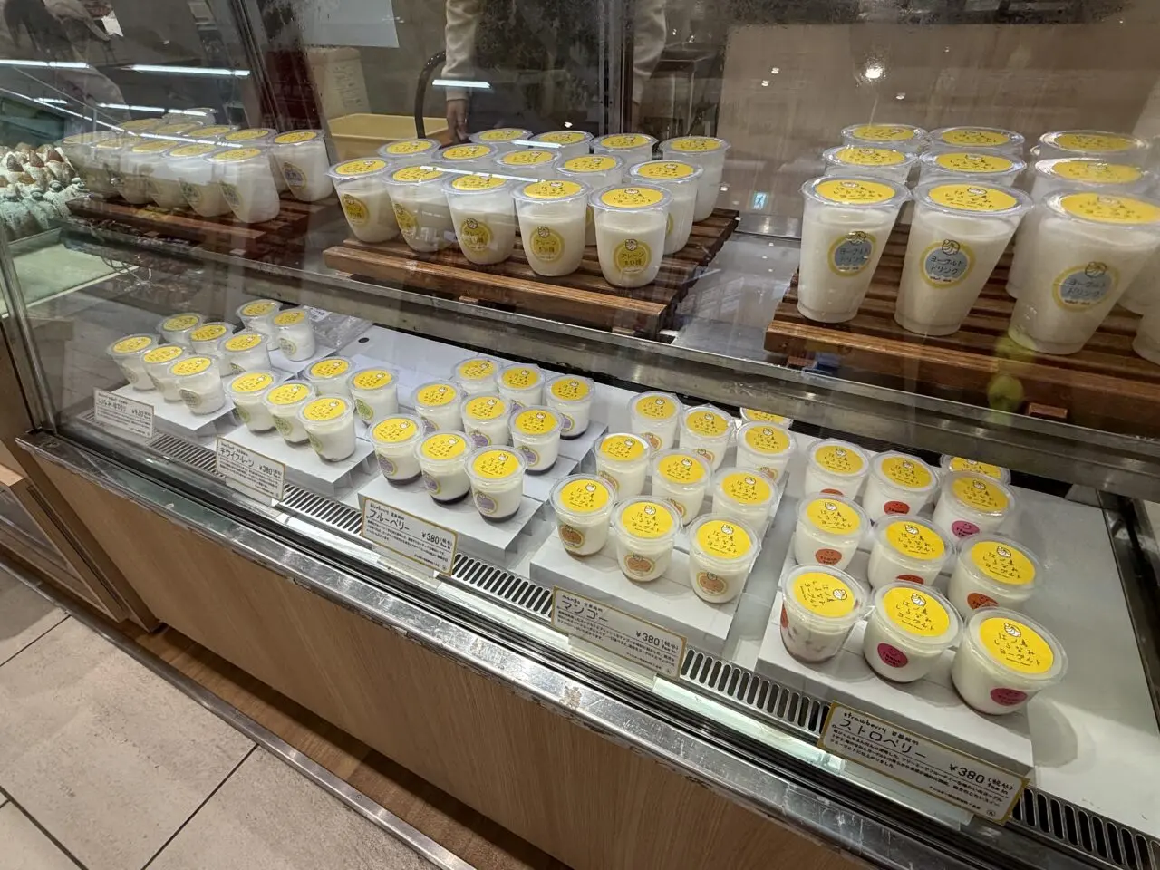 海老名マルイのショーケースに並ぶしらなみヨーグルト