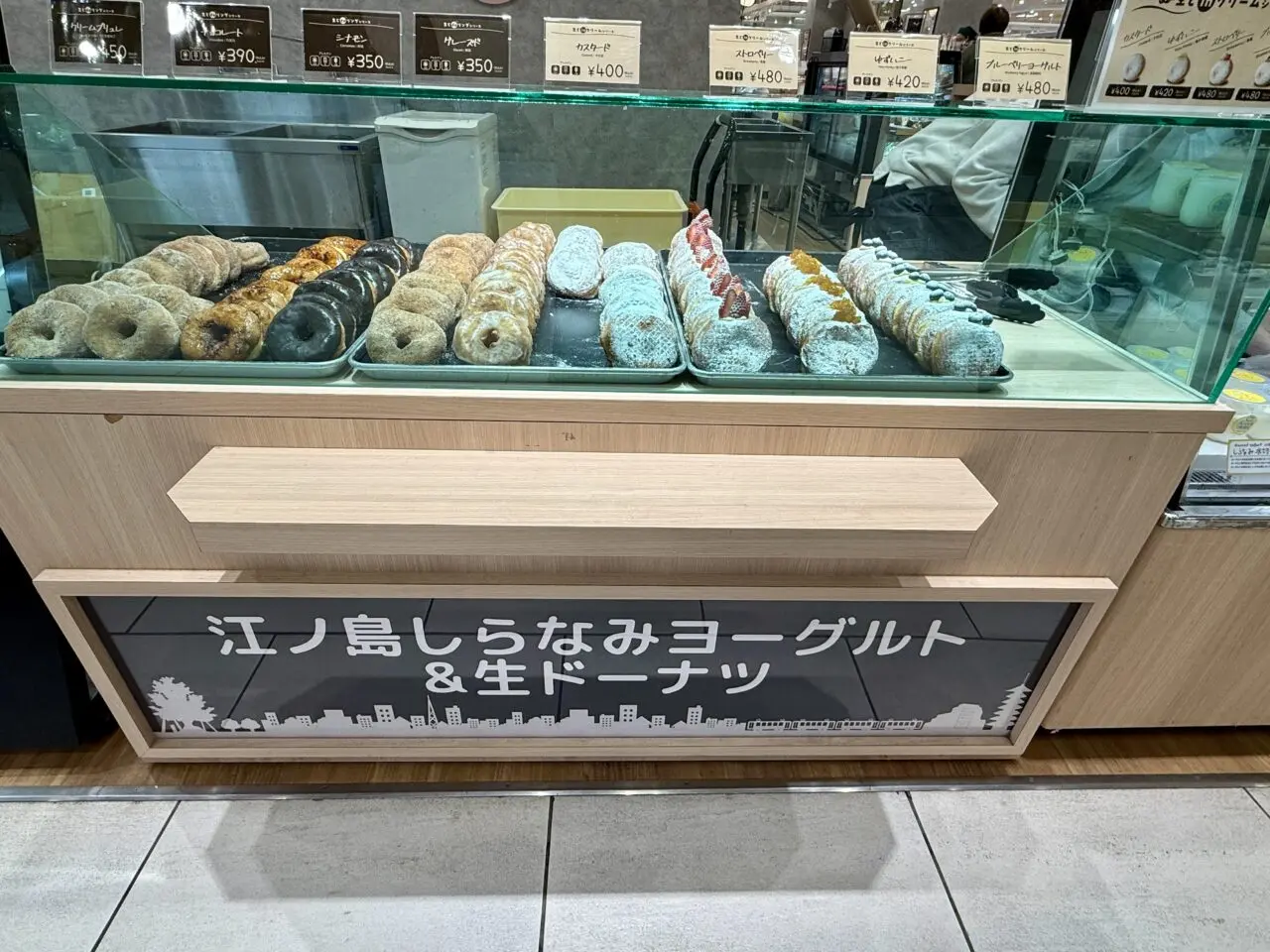 トレイにきれいに並んだ生ドーナツのディスプレイ