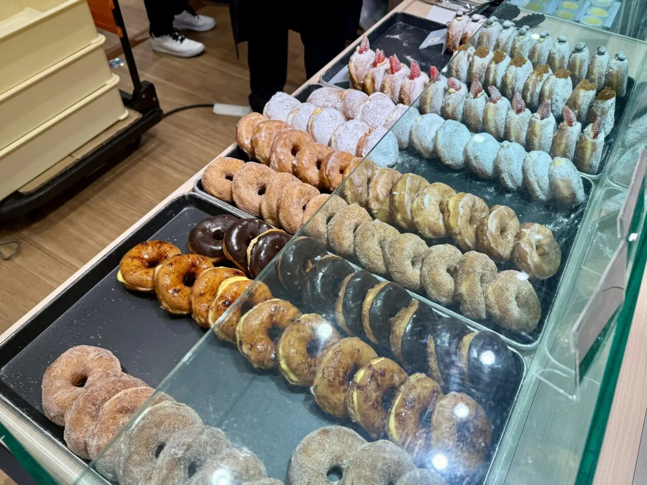 トレイにきれいに並んだ生ドーナツのディスプレイ