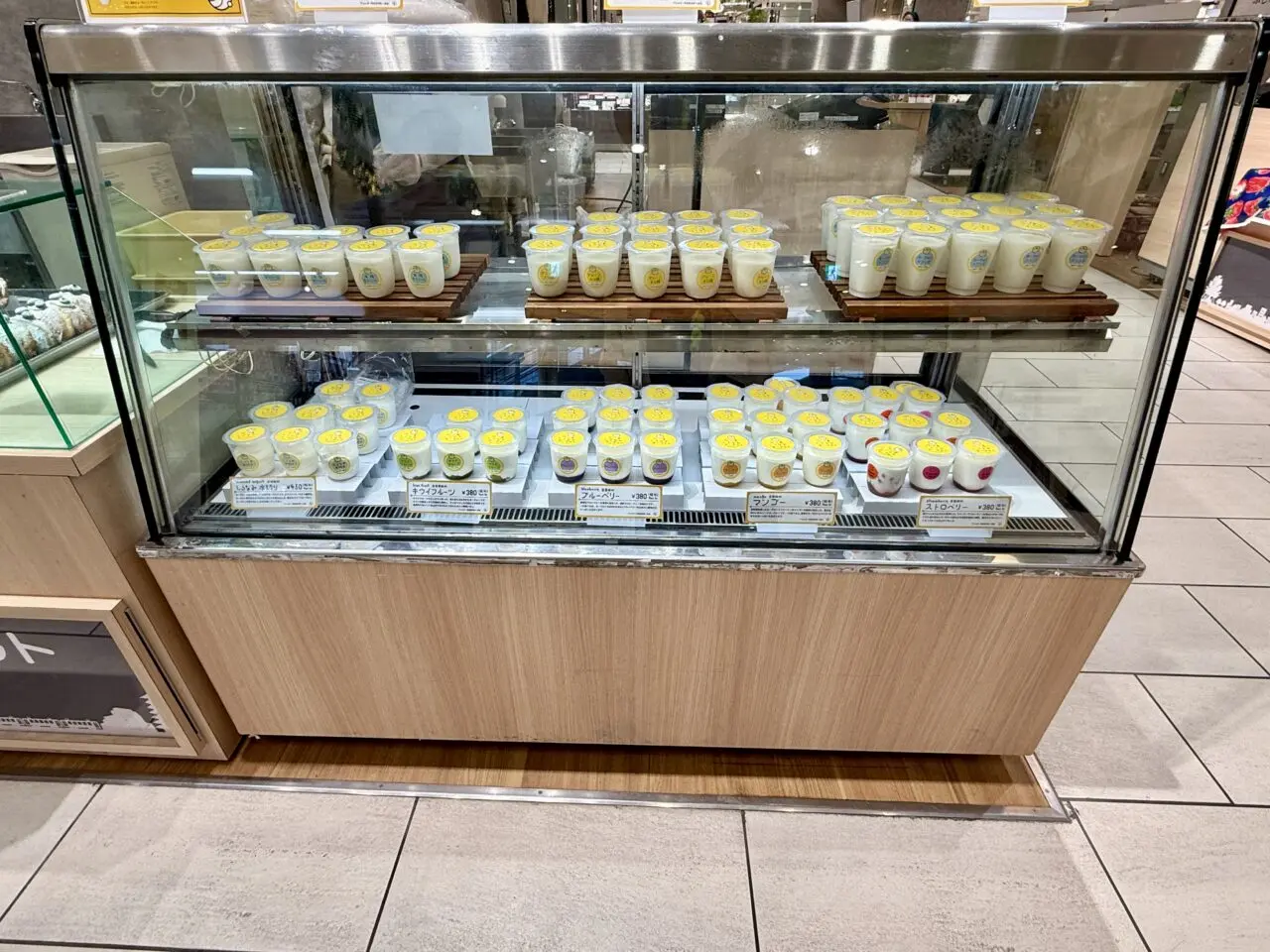 海老名マルイのショーケースに並ぶしらなみヨーグルト