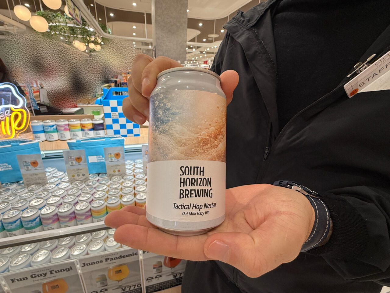 ワイン派の方にも注目です。
希少ワインを扱う「WWC」が出店し、普段はなかなか出会えない一本が並びます。ラベルを眺める時間も、背景にあるストーリーを知る時間もまた楽しいひとときです。
“選ぶ”ことそのものが、このイベントの醍醐味。
「どれにしよう」と迷う時間も、立派な楽しみの一部です。
さらに会場では、つくり手やスタッフと会話しながら味わえるのも魅力のひとつ。
香りの特徴やおすすめの飲み方を聞きながら口に含めば、ただ飲むだけでは終わらない体験に変わります。
もしかすると、これまで飲んだことのなかったジャンルが“推し”になるかもしれません。
そんな発見が待っている7日間です。