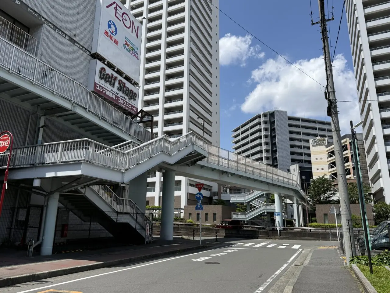 イオン海老名駅前店と海老名駅を繋ぐペストリアンデッキ